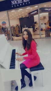 HellaryTourent Public Pic