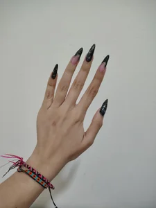 LanaGodard Hand 🫣🦇 Bilde 3