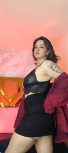 A little mystery under this red coat… dare to find out? 💋🔥 de Luciifeer_  Imagens