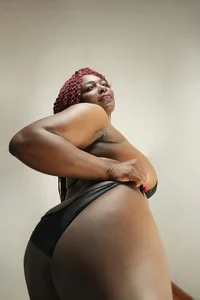 I was choosing what to wear... and black always wins 😈🖤 de Ebonynaughty  9 Imagens