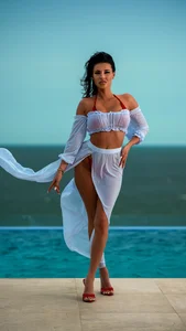 AvaCristalのPublicの 2枚の写真