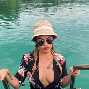 CountessRuby the bitch is on the beach Foto 6