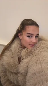 Emelia_Mae Public Foto 3