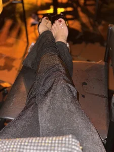 Amber_Martins_ Crossed legs, clear intentions. Immagine  2