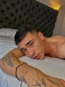 Adam_Grey🩶 Bild 4