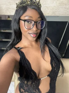 YallianaBrooks: Your queen 👑 ( 2 фото)