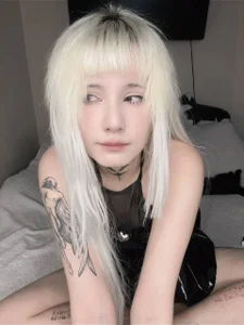 content in blonde od WuhhwLina  3 snímek