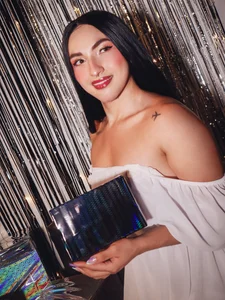 TomLondon_ Happy new year 2025 💥✨💄🎉❤💘 Pic 2