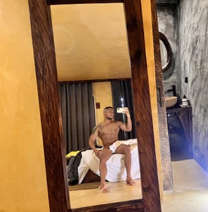 ethan_brown_ Public slika