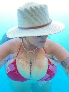 Zdjęcia michellesexxxy3 I love going to the Pool:  3