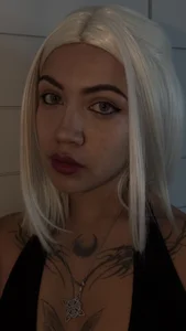 Gianna_foxyのYour wife again, but with blonde hair....の 3枚の写真