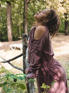LisaFoxy_y Among the trees, I feel your gaze Billede