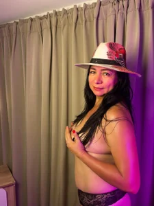 Noelle_Minx kullanıcısının mature cowgirl albümü -  2 fotoğraf