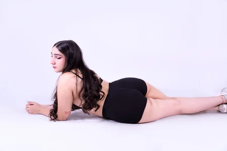 zoee_moretti_: 🌸 I may look shy… but I crave attention. ( 3 фото)