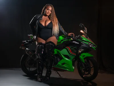 Charlotte-Wright Your biker girl 🖤 Immagine 