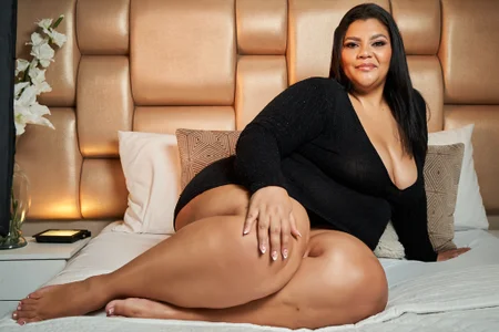 SelennaCooper kullanıcısının Curvy Goddess albümü -  2 fotoğraf