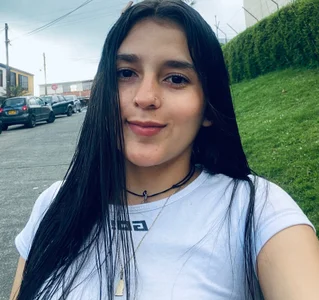MiaTaylorSweetSelfie of my face 🥹😍 Bild 5