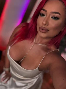 EmyHilton White Immagine 