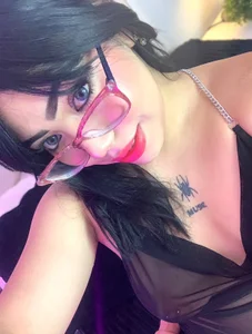 MiluVegaa_ you like my black hair Billede
