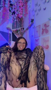little_emma0 "Too tempting to go unnoticed… dare to take a closer look? 🔥😉"? Foto 4