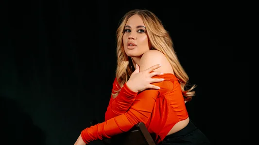 MariaNeuman: Glamour in Scarlet Tones ( 3 фото)