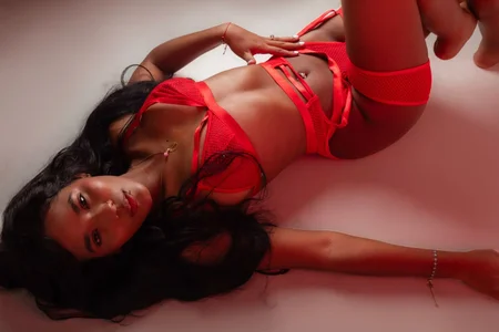 KelaniSilvaのSexy redの 2枚の写真