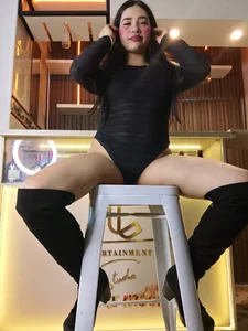 divina od Lucia_24x  9 snímek