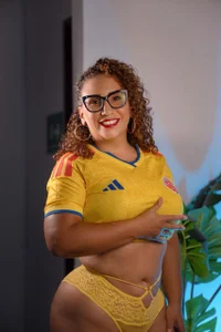 Eva-Millss The tricolor temptation💛💙❤️ Pic 3