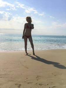 AdrianaSeaSea. The sun. Red bikini图片 9