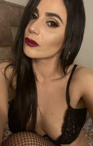 LunaDomme Too close to ignore me… don’t you think? 💋” รูป 