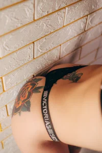 samanthajonexxx DO YOU WANT TO SEE UNDER THESE THONGS? Pic 6