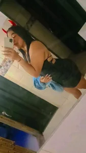 AprilBelmore Public টি ছবি