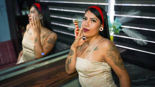 KymCorzo Secrets in Backlight Gambar 3