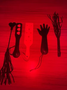 MILU_SLAVEのWHIPS FOR YOU TO FLIP MEの 2枚の写真
