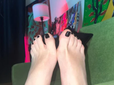 Felicia_Bri some pedicure Pic