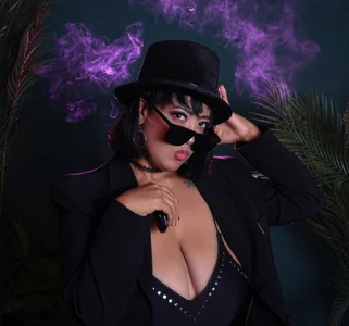 VickyRuiz_ i love Smoke টি ছবি