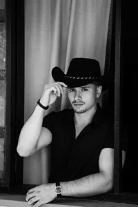 ADAM_BOUTON_ Public Foto 2