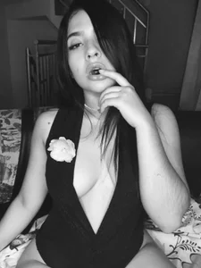 adara_johnson__ Your girl and your favorite color 🖤🖤 Foto 2