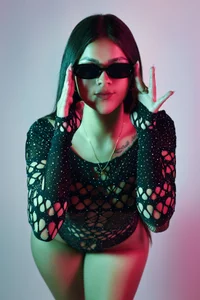 carolriveraa_ Elegant Neon Pic 4