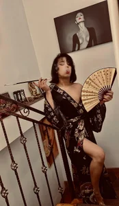 FemCupid A glamorous black-and-gold vintage Asian-inspired outfit. Immagine  3