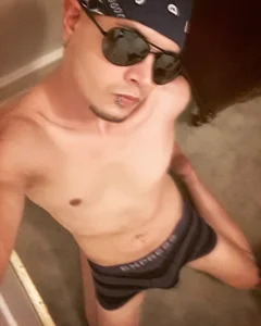 Baggin_Straight_Boys Public Pic 3