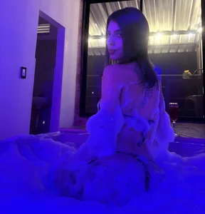 MakkiAndJimmyy Jacuzzy  5টি ছবি