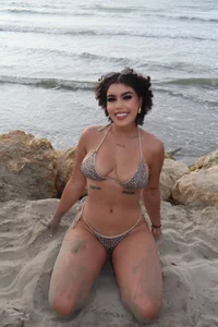 Chloe_bankssHot beach 🏖️ Bild 8