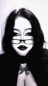 KinkyBaddie69 black lips, white thighs, zero regrets 🖤🥀 slika 2