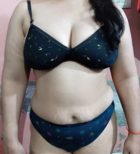 Gujju_bhabhi69Public图片 3