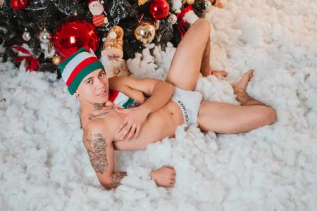 RaymondStonee My first christmas here 🎄🎅🏽 Pic 4