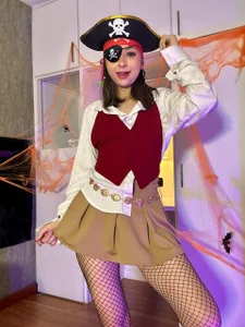 MilenaCrown Arrr...Who needs a captain when you can have me? 🎃 Pic 2