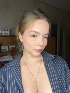 Peekinside I'm winking at you Pic 2