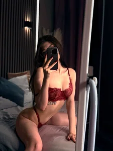 LunaRossaa sexy red girl Pic 2