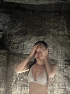KaraParsons I'm swimming slika 3